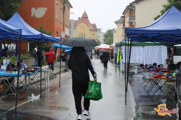 FOTO: Deževni ponedeljek pregnal številne ponudnike na sejmu
