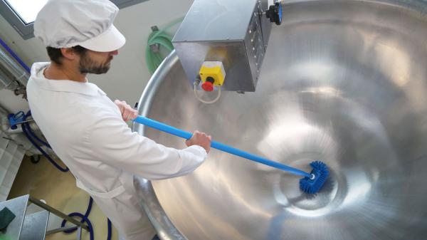 Kako izbrati najboljše pripomočke za čiščenje v živilski industriji?