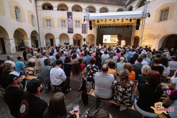 FOTO: Na Grajskem dvorišču obiskovalce nasmejal Miha Šalehar