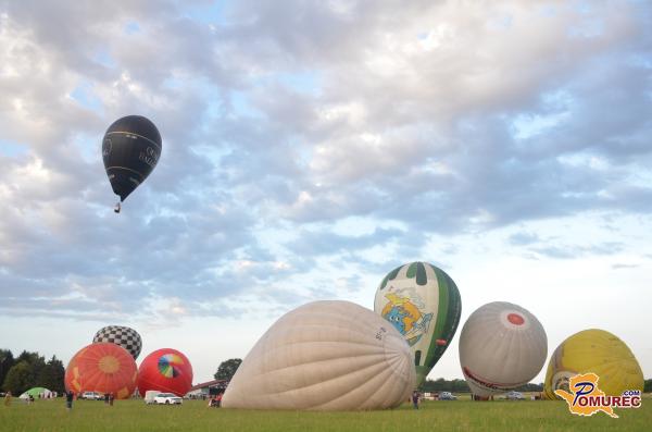 FOTO: Barviti baloni zjutraj poleteli nad Pomurjem