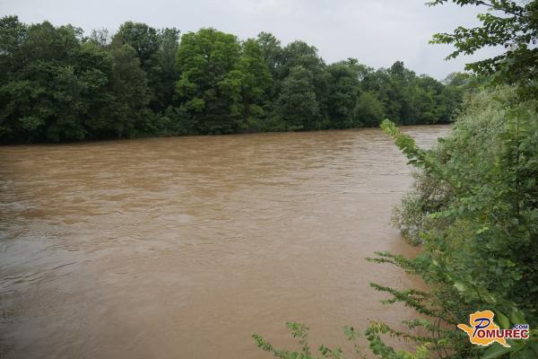 Reka Mura še naprej narašča in se razliva na izpostavljenih območjih