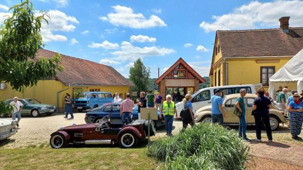 FOTO: Korenika gostila več kot 100 starodobnih vozil