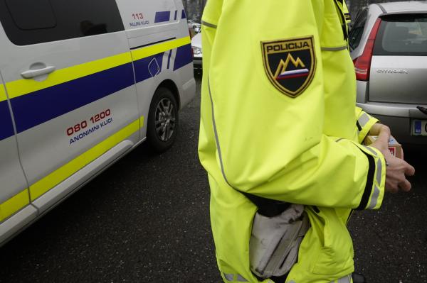 Zapeljal levo v obcestni jarek in se prevrnil, iz tovornega vozila ukradli gorivo