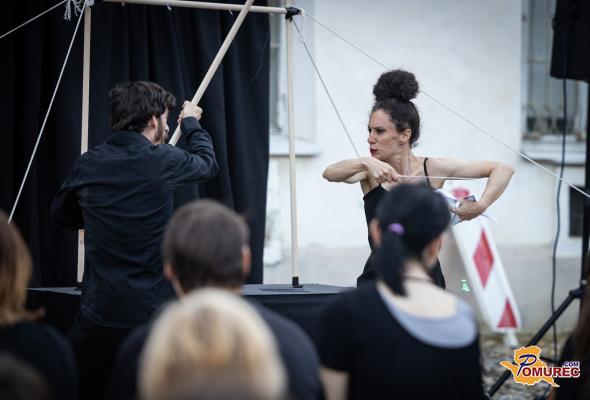 FOTO: Rauxa navdušila z ekscentričnim Strambotik kabaretom