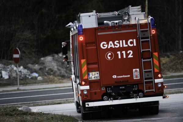 Na območju Puconcev je zagorel električni avtomobil, nastalo za kar 15 tisočakov škode