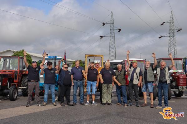 FOTO: Enajst starodobnih traktorjev se je odpravilo na potovanje