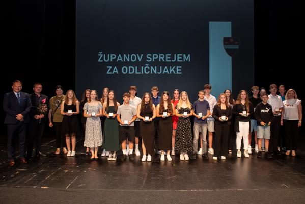 FOTO: Župan sprejel odličnjake v Gledališču Park