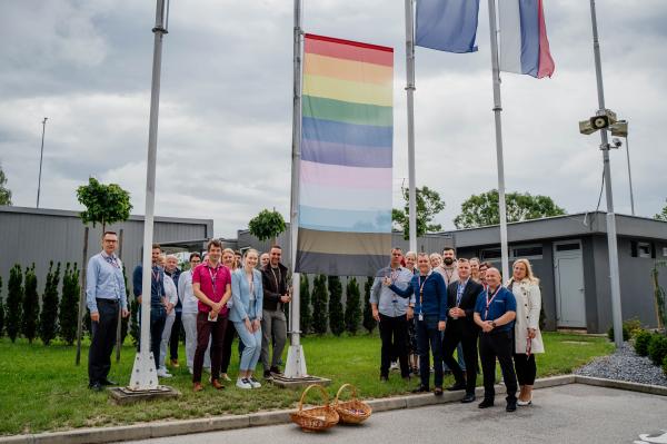 Lek z dvigom mavrične zastave podprl mesec ponosa