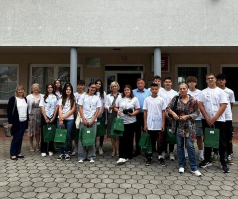 Ob koncu šolskega leta devetošolcem podelil darila 