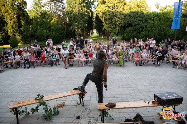FOTO: Predstava Vlak je ... odpeljal! nasmejala občinstvo