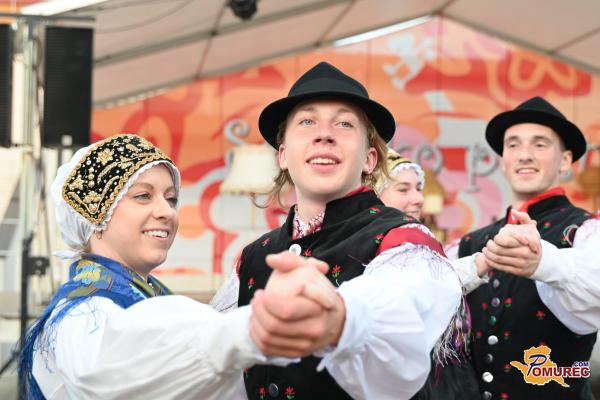 FOTO in VIDEO: Plesni ansambel Triglav in Maja Keuc za uvod v Soboško poletje