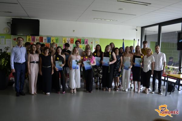  FOTO: Na ekonomski šoli podelili spričevala mature in zaključnega izpita