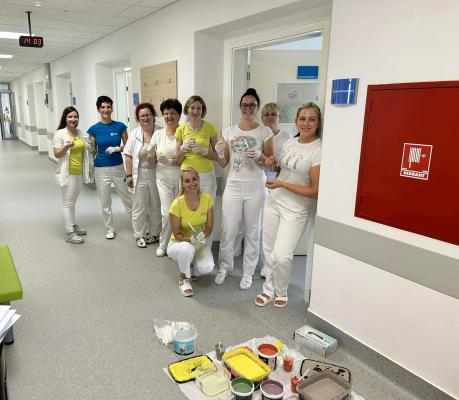 Zaposleni so združili moči in hodnik odeli v barve