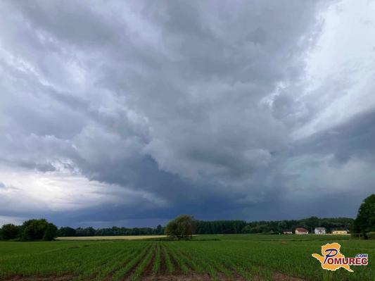 Pozor! Slovenijo zajele nevihte s točo, nalivi in močnimi vetrovnimi sunki