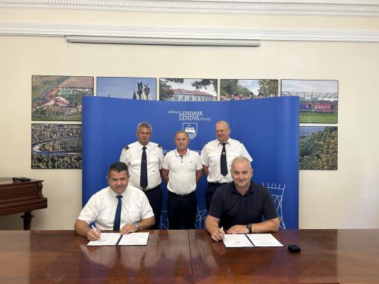 Podpisana pogodba za sanacijo tega gasilskega doma