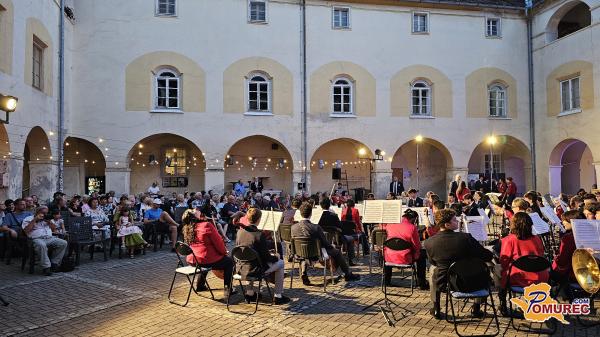 FOTO in VIDEO: Mladi ameriški glasbeniki navdušili na Grajskem dvorišču
