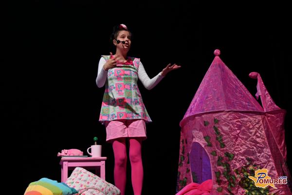 FOTO: Rozi in Tufko z zgodbo o prijateljstvu očarala najmlajše