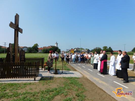 FOTO: Kot spomin na pokojne prednike postavili spominski križ in spominske table