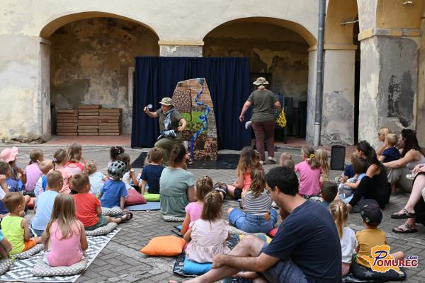 FOTO in VIDEO: Opičja uganka pritegnila mlade gledalce