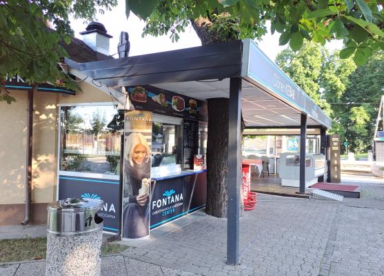 FOTO: Slovenija ovita v črno: Do smrti zaboden čez cesto od policijske postaje 