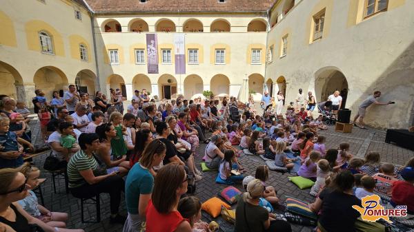 FOTO in VIDEO: Predstava Rdeča kapica očarala otroke 