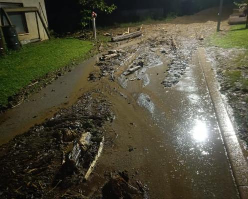 FOTO: Izdatno deževje je ponoči povzročalo težave: Zalivalo je ceste, strele so zanetile požar