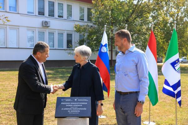 FOTO: Svečano odkrili temeljni kamen za prizidek zdravstvenega doma