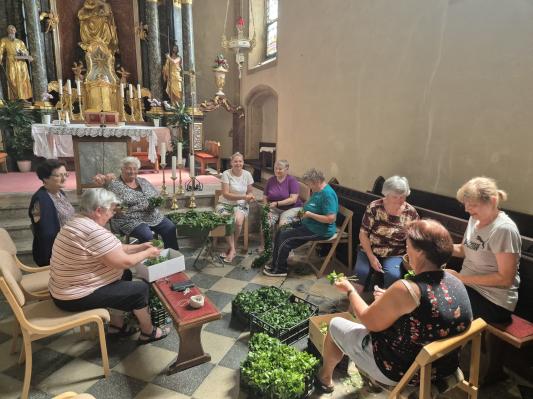 FOTO: V Župniji Grad spletli že več kot 90 metrov vencev iz zimzelena