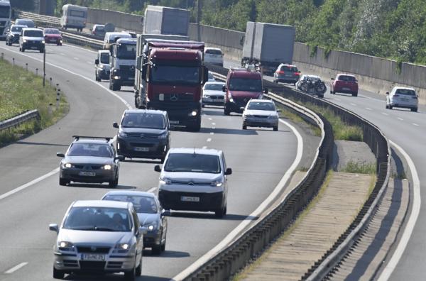 Ta vikend na cestah: pričakovani zastoji in povečana gostota prometa
