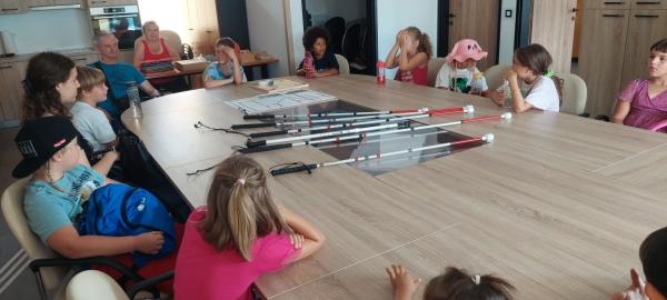 FOTO: Mladi spoznavali življenje slepih in slabovidnih