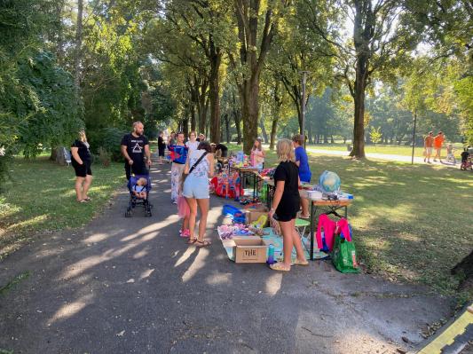 FOTO: V mestnem parku potekala izmenjevalnica oblačil 