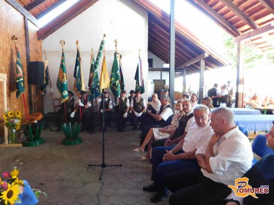 FOTO: Čebelarsko društvo Moravske Toplice je bogatejše za nov društveni prapor