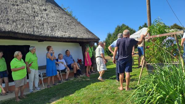 FOTO: V Filovcih že dvajsetič tradicionalno postavili klopotec