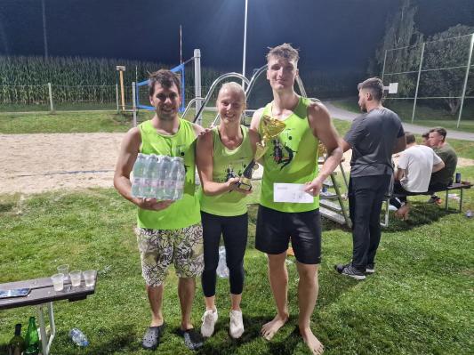 FOTO: Prvo mesto na nočnem turnirju v odbojki na mivki pripadlo ekipi Car wash cafe