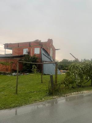 FOTO: To so posledice včerajšnjega neurja. Podrta drevesa, odkrite strehe, poplavljeni objekti