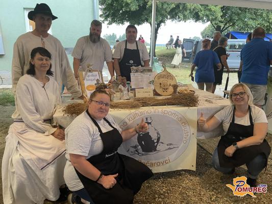 FOTO: V Pečarovcih ohranjajo staro tradicijo pridelovanja lanu