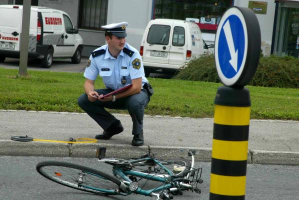Prometna nesreča na območju Turnišča: Voznik z ogledalom trčil v kolesarko, ta je padla po cesti