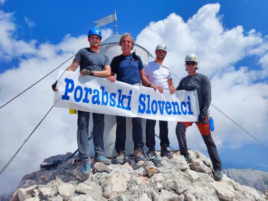 FOTO: Porabski Slovenci peš od Andovcev do Triglava