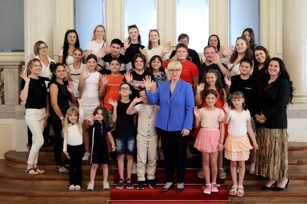 FOTO: V Predsedniški palači pripravili sprejem za otroke iz romskega naselja Dolga vas