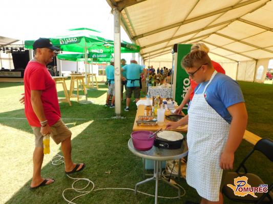 FOTO: Policisti so se prelevili v kuharje