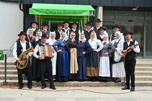 FOTO: Na srečanju folklornih skupin zaplesalo tudi Folklorno društvo Prekmurje Lendava