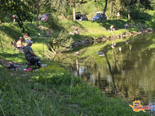 FOTO: Ribiško srečanje v Gezovih jamah pritegnilo številne strastne ribiče