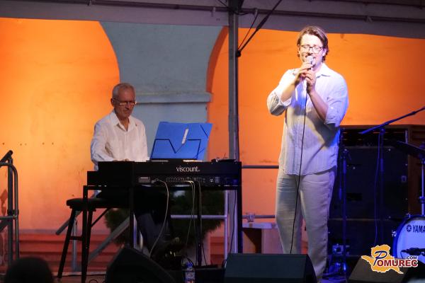 FOTO: Na grajskem dvorišču zadonele melodije iz 50. in 60. let