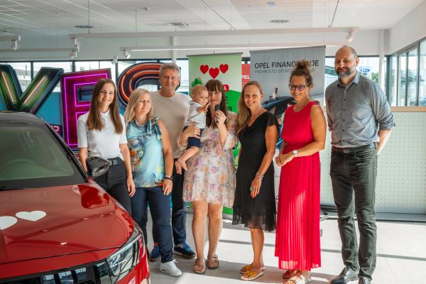 Radenska z novo Opel Corso osrečila mlado mamico iz Celja