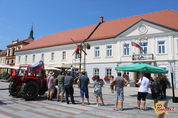 FOTO in VIDEO: Tradicionalno postavili klopotec, ki ne odganja, ampak privablja