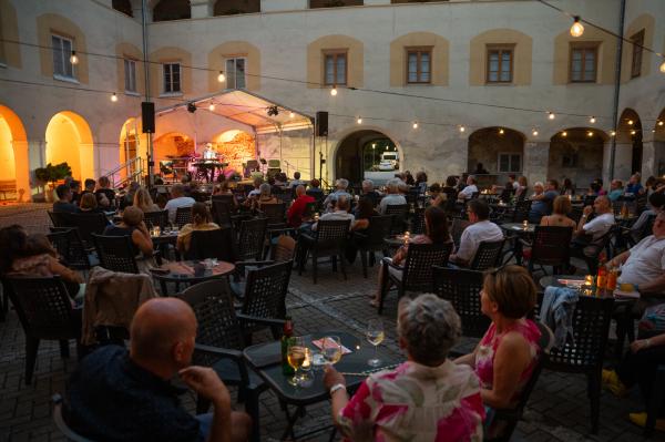 FOTO in VIDEO: Balladero pričaral prijetno vzdušje na grajskem dvorišču