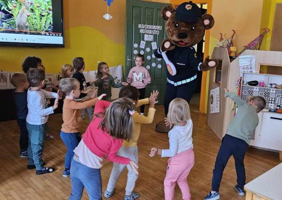 FOTO: Maskota Pika razveselila otroke v Občini Šalovci