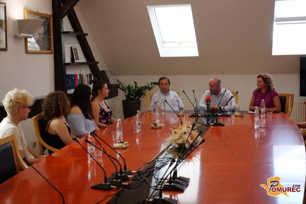 FOTO: V Puconcih sprejeli zlate maturante