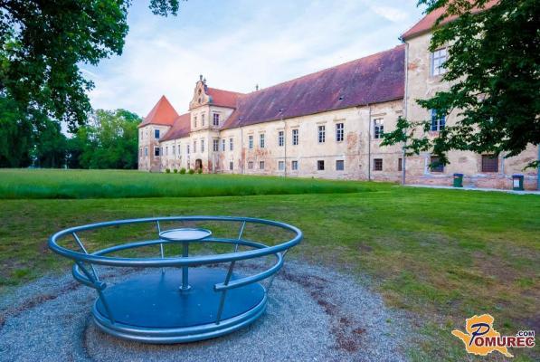 RIS Dvorec Rakičan objavil razpis za vršilca dolžnosti direktorja