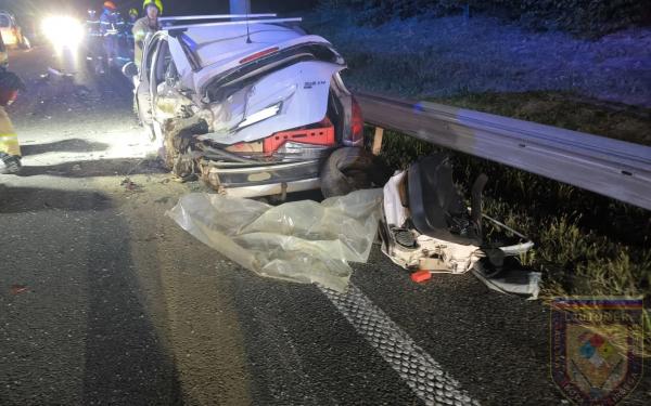 VIDEO: Na pomurski avtocesti tudi reševalni pas ni bil dovolj: Gasilci do ukleščenih kar peš